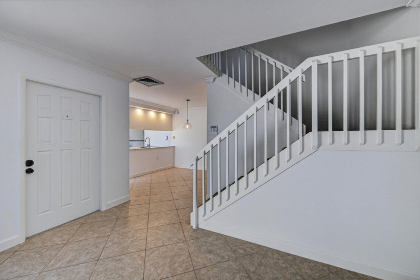 This beautifully renovated 2-bedroom, 2.5-bathroom townhouse - photo 30