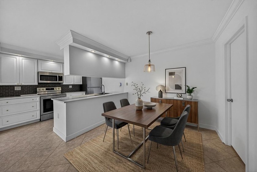This beautifully renovated 2-bedroom, 2.5-bathroom townhouse - photo 31