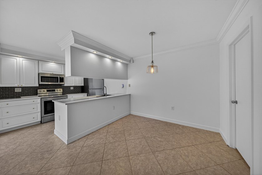 This beautifully renovated 2-bedroom, 2.5-bathroom townhouse - photo 32