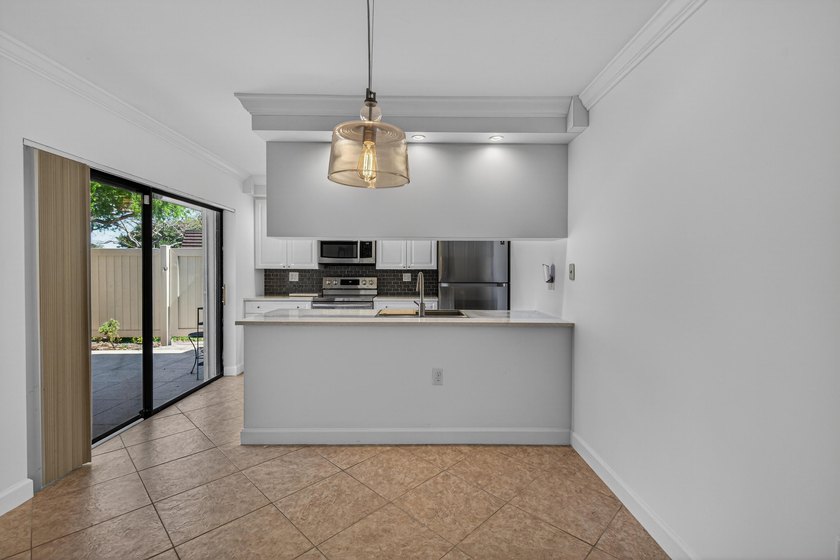 This beautifully renovated 2-bedroom, 2.5-bathroom townhouse - photo 33