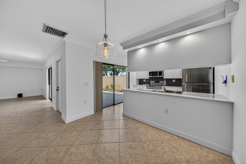 This beautifully renovated 2-bedroom, 2.5-bathroom townhouse - photo 34