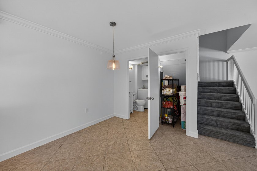 This beautifully renovated 2-bedroom, 2.5-bathroom townhouse - photo 36