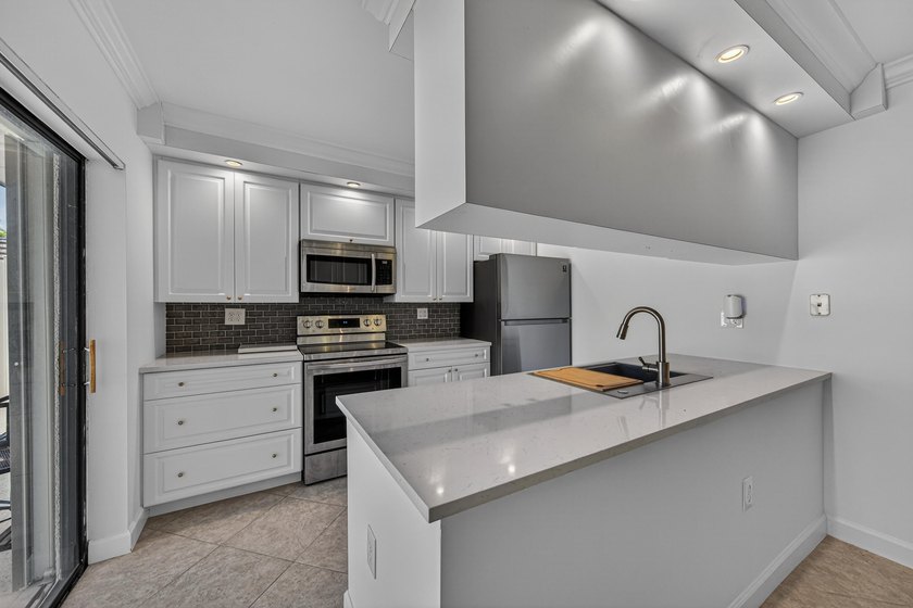 This beautifully renovated 2-bedroom, 2.5-bathroom townhouse - photo 37