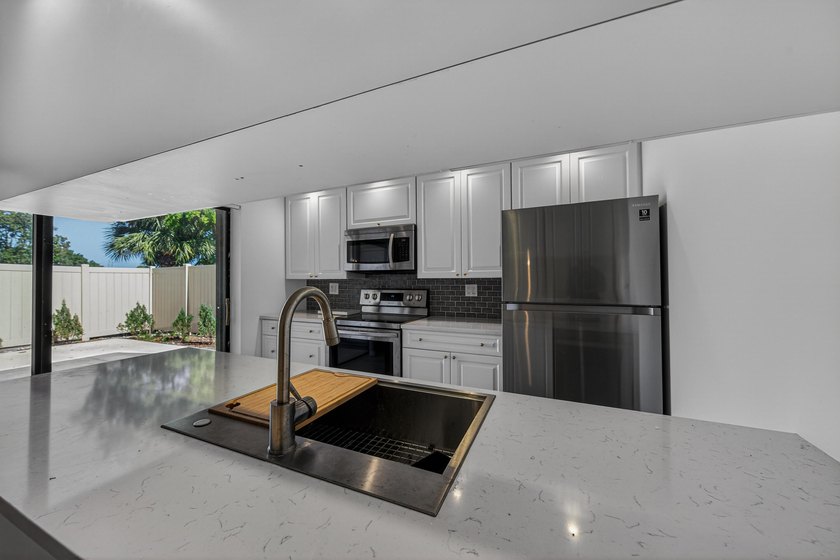 This beautifully renovated 2-bedroom, 2.5-bathroom townhouse - photo 38