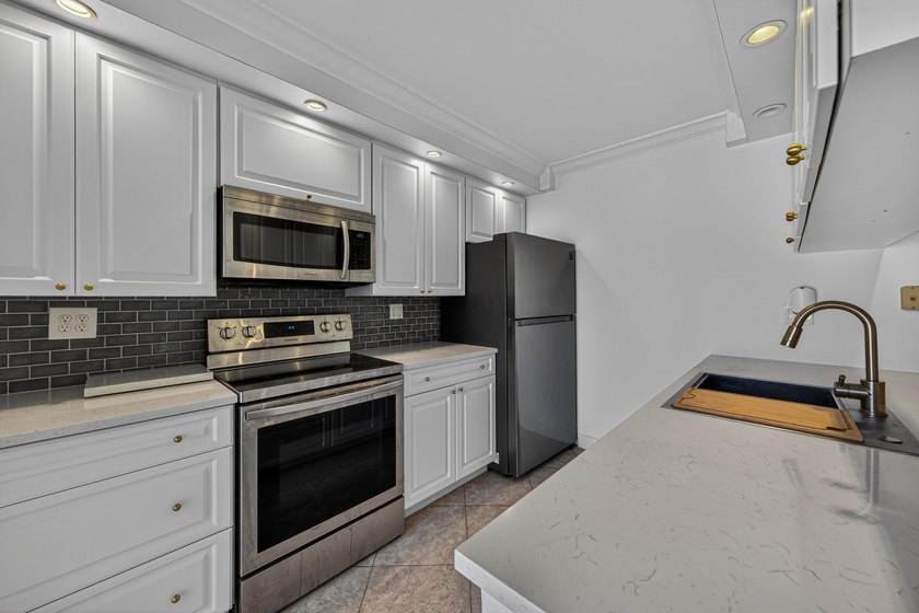 This beautifully renovated 2-bedroom, 2.5-bathroom townhouse - photo 39