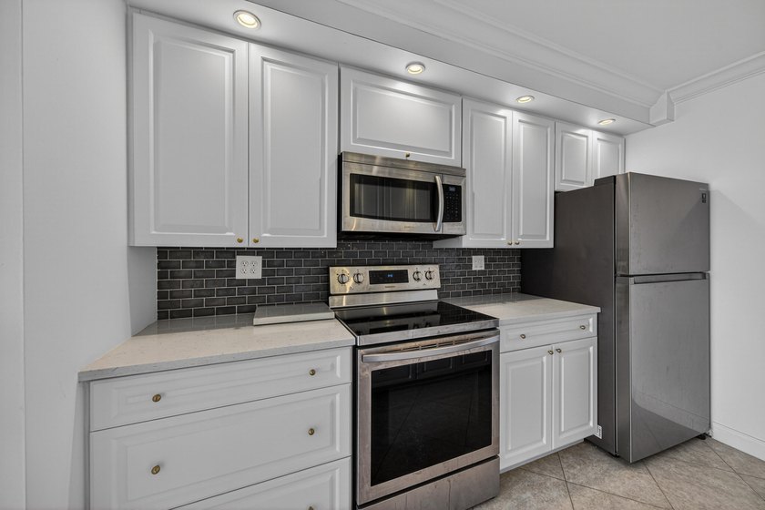 This beautifully renovated 2-bedroom, 2.5-bathroom townhouse - photo 40