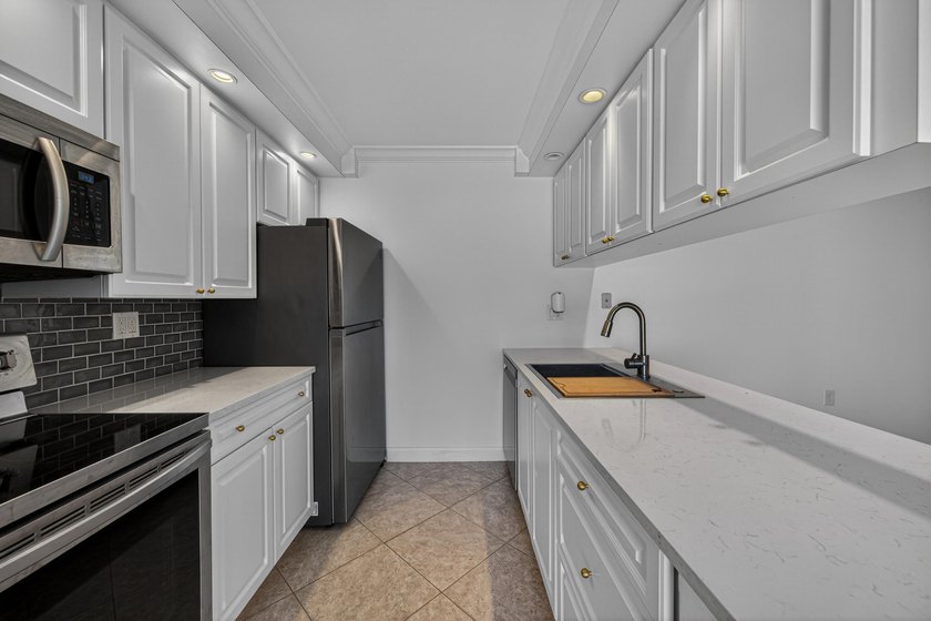 This beautifully renovated 2-bedroom, 2.5-bathroom townhouse - photo 41