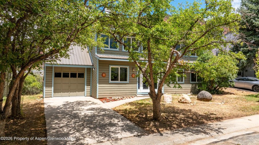 Attention River Lovers! Rarely do river adjacent properties hit - photo 2