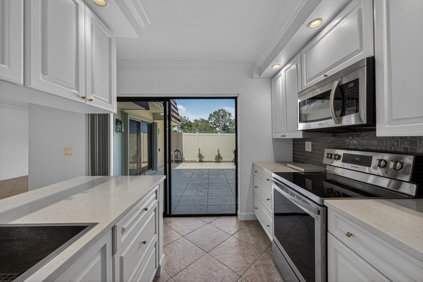 This beautifully renovated 2-bedroom, 2.5-bathroom townhouse - photo 42