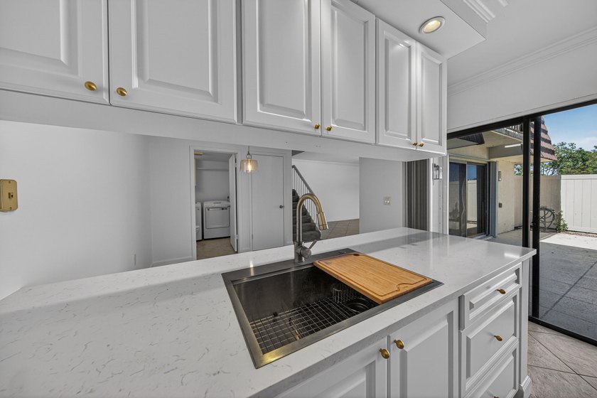 This beautifully renovated 2-bedroom, 2.5-bathroom townhouse - photo 43