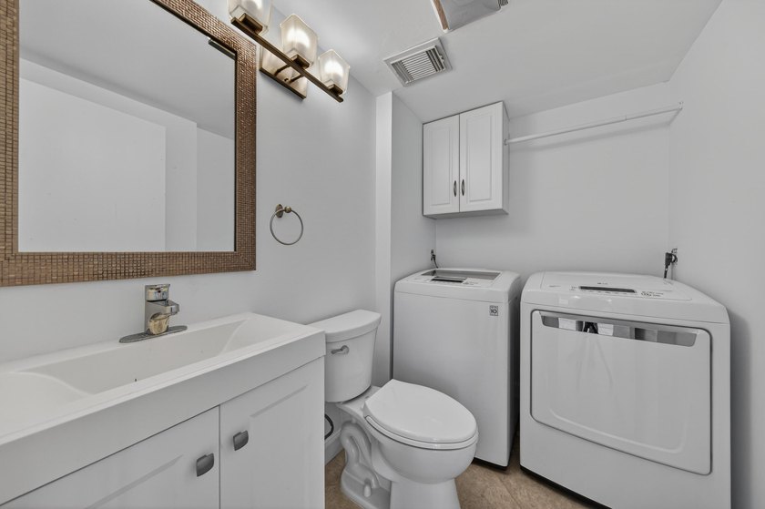 This beautifully renovated 2-bedroom, 2.5-bathroom townhouse - photo 44