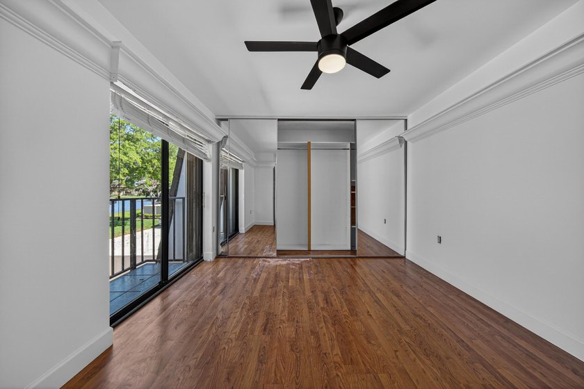 This beautifully renovated 2-bedroom, 2.5-bathroom townhouse - photo 45