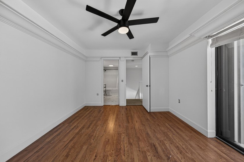 This beautifully renovated 2-bedroom, 2.5-bathroom townhouse - photo 46