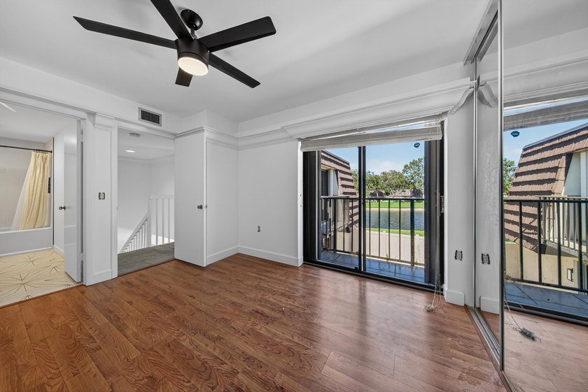 This beautifully renovated 2-bedroom, 2.5-bathroom townhouse - photo 48