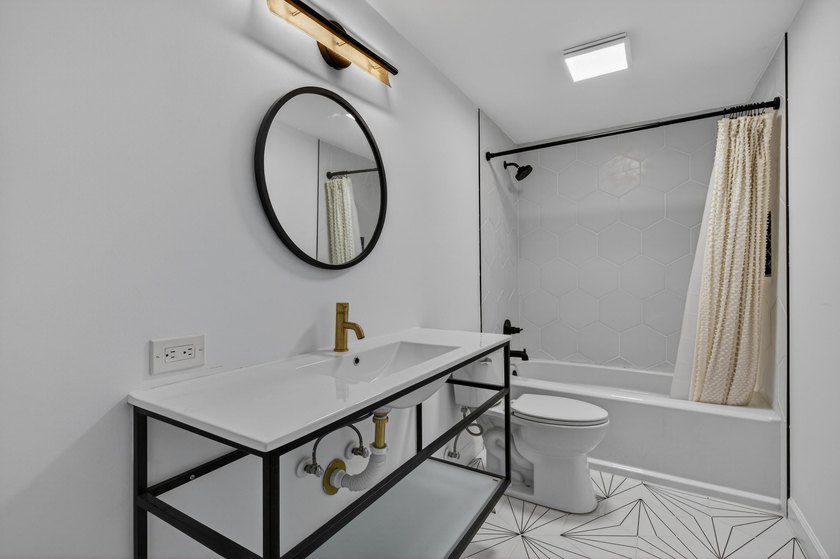 This beautifully renovated 2-bedroom, 2.5-bathroom townhouse - photo 49