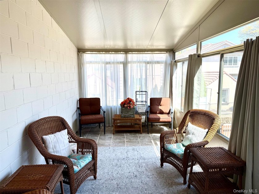 Enjoy a big, finished basement w/high ceilings. Sep. entrance - photo 8