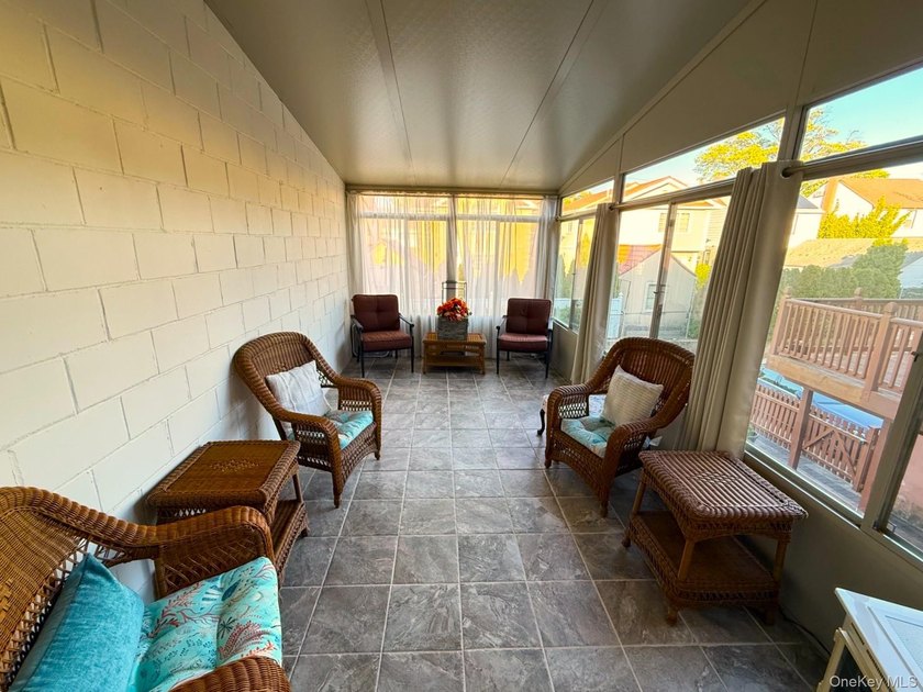 Enjoy a big, finished basement w/high ceilings. Sep. entrance - photo 9