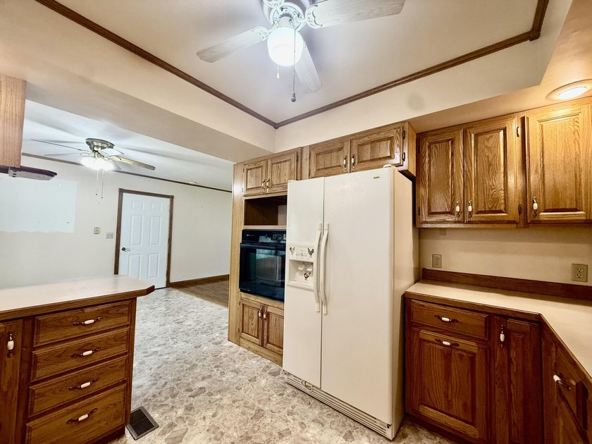 Welcome home to this beautiful 3-bedroom, 2.5-bath property - photo 12