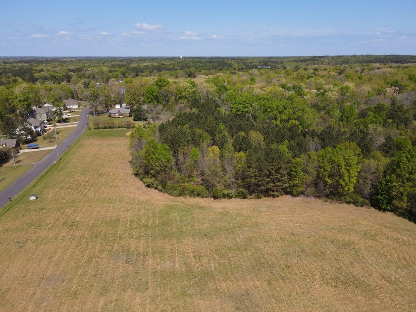 Located immediately adjacent to the shores of Lake Murray in - photo 2