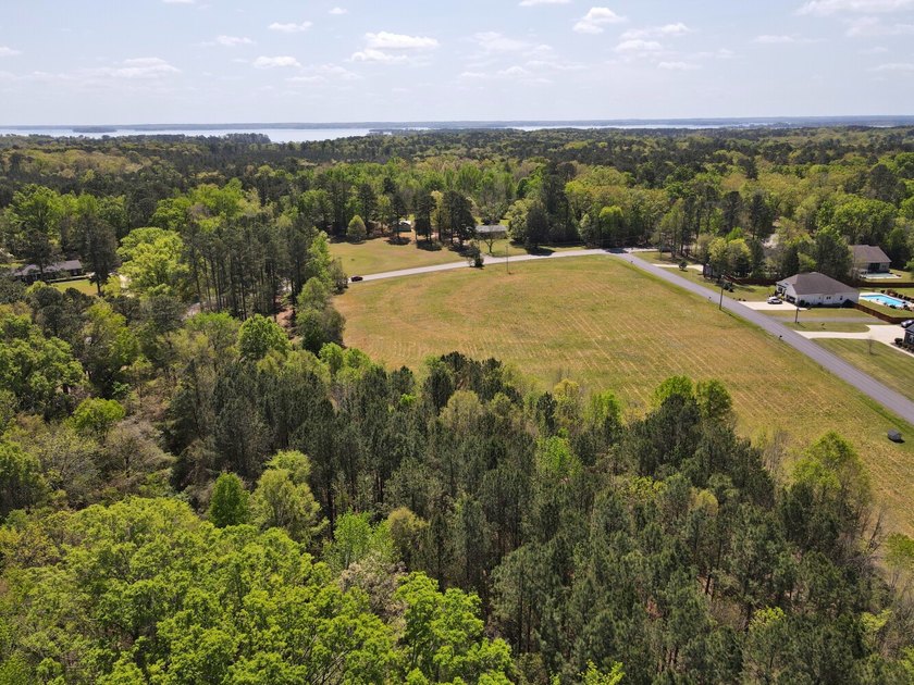 Located immediately adjacent to the shores of Lake Murray in - photo 3