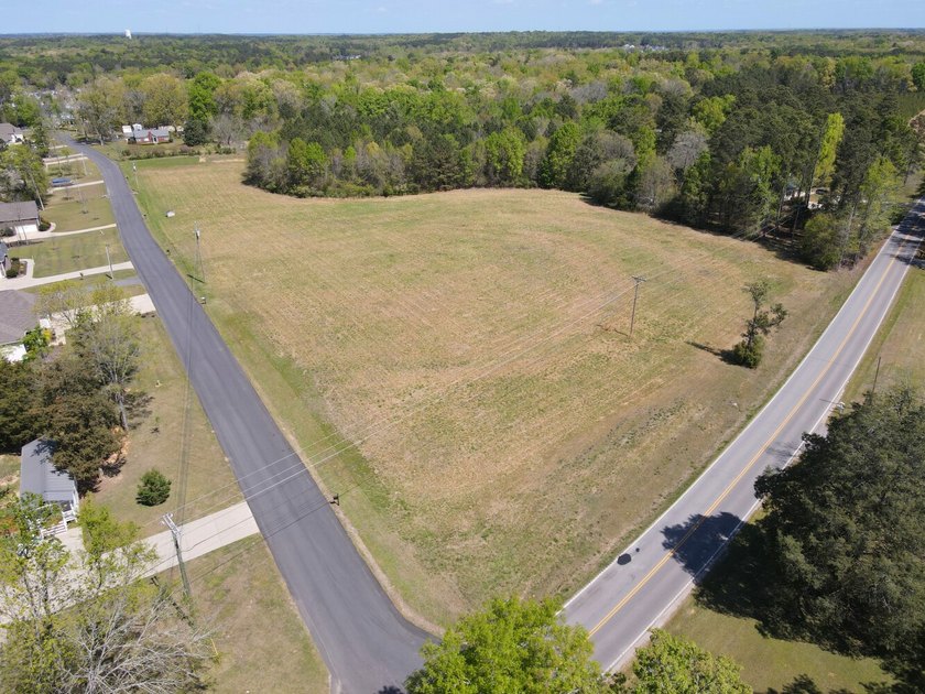 Located immediately adjacent to the shores of Lake Murray in - photo 4