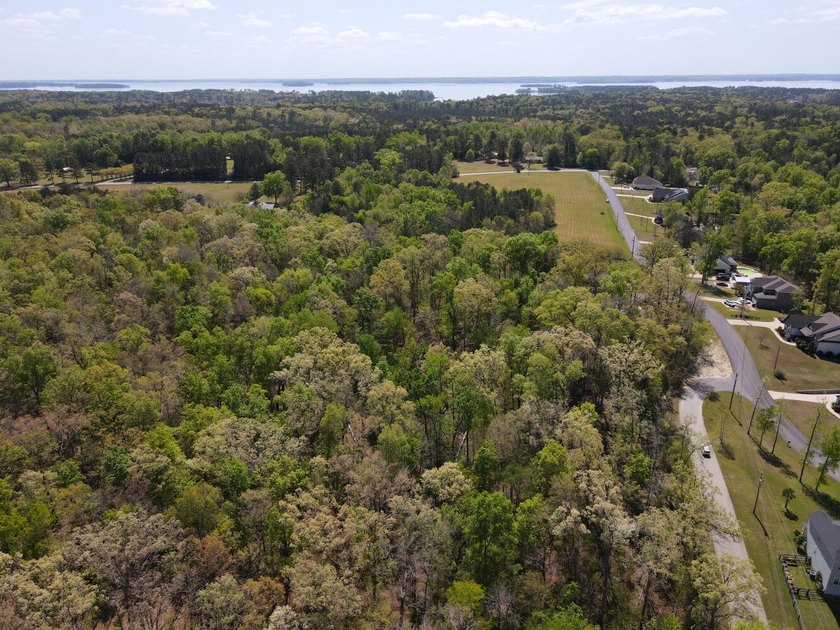 Located immediately adjacent to the shores of Lake Murray in - photo 5