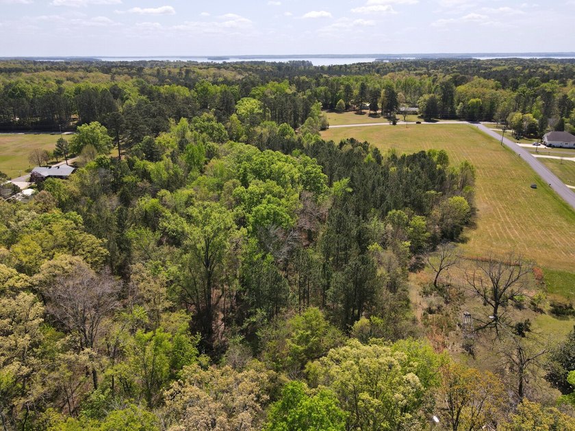 Located immediately adjacent to the shores of Lake Murray in - photo 6
