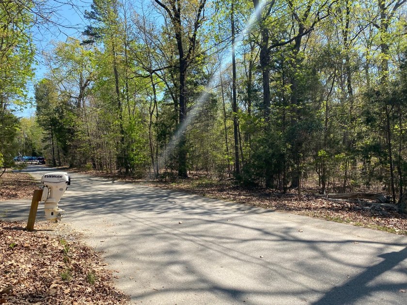 Located immediately adjacent to the shores of Lake Murray in - photo 8