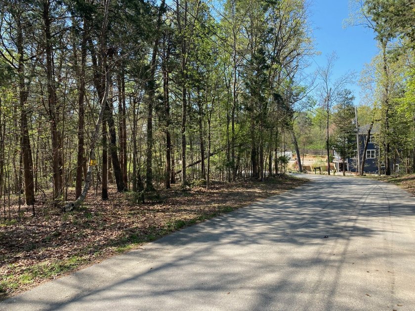 Located immediately adjacent to the shores of Lake Murray in - photo 9