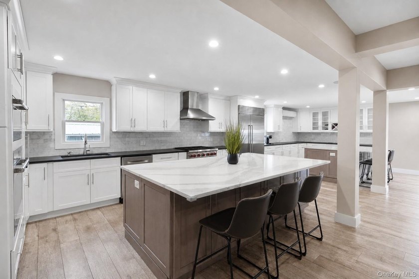 Stunning Fully Renovated Colonial Located In The Highly - photo 3