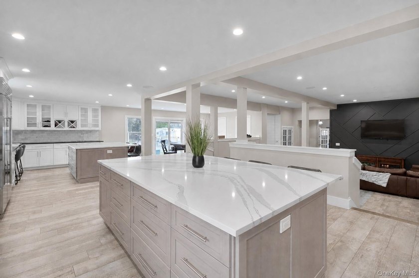 Stunning Fully Renovated Colonial Located In The Highly - photo 4