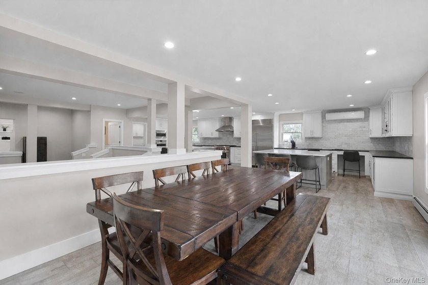 Stunning Fully Renovated Colonial Located In The Highly - photo 5