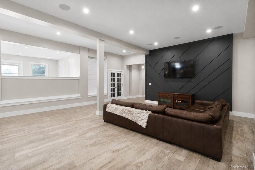 Stunning Fully Renovated Colonial Located In The Highly - photo 6