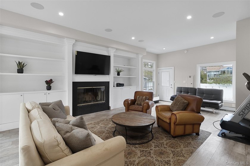 Stunning Fully Renovated Colonial Located In The Highly - photo 7