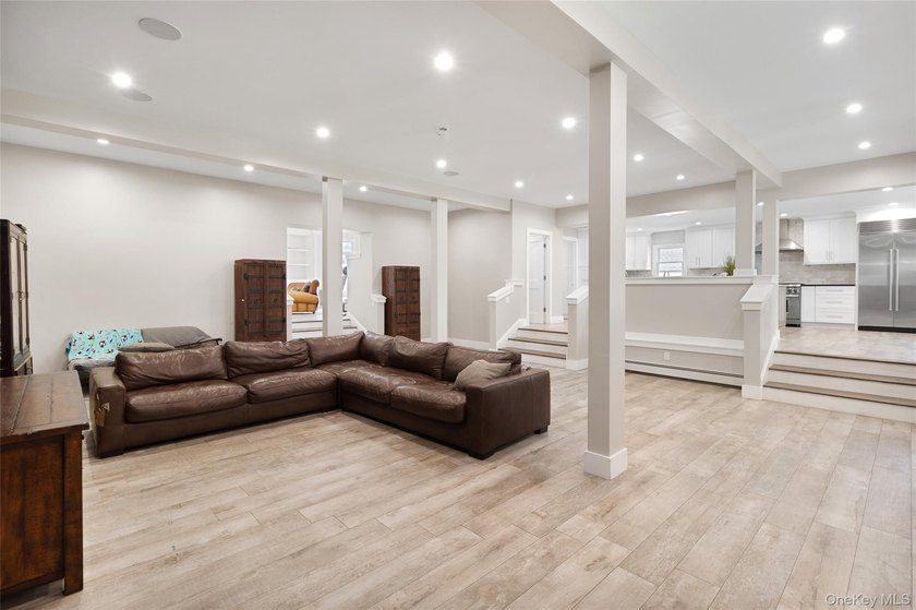 Stunning Fully Renovated Colonial Located In The Highly - photo 9