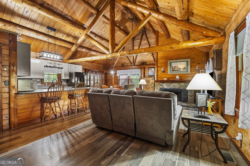 Rustic charm meets modern comfort in this beautiful log home - photo 2