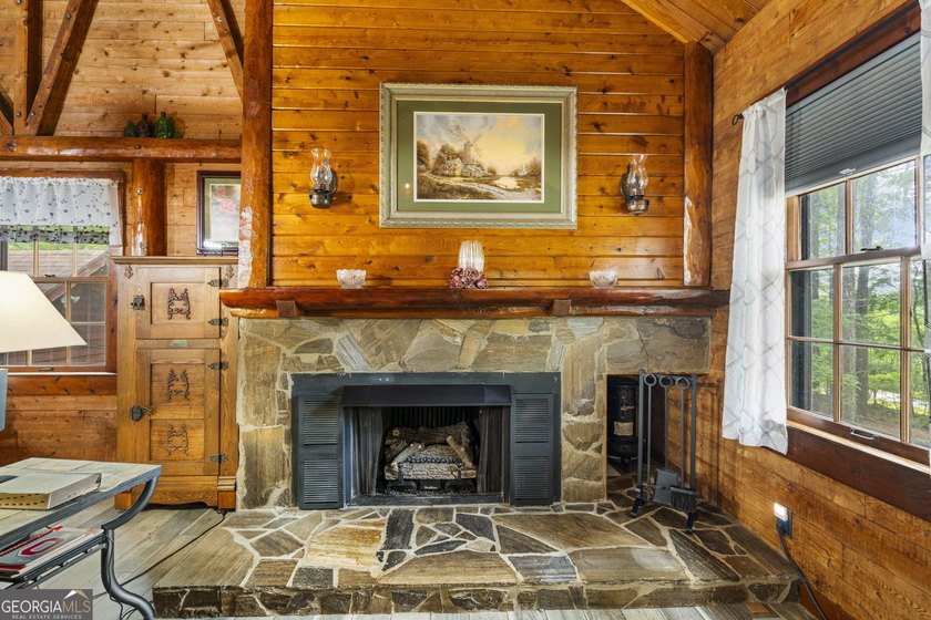 Rustic charm meets modern comfort in this beautiful log home - photo 6