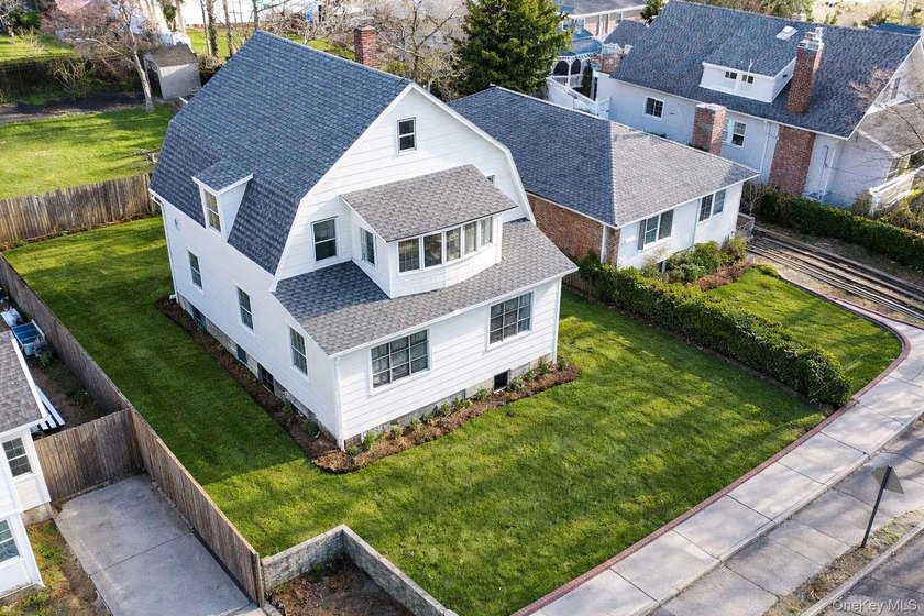 Renovation Opportunity: One family home on an elevated lot in - photo 2