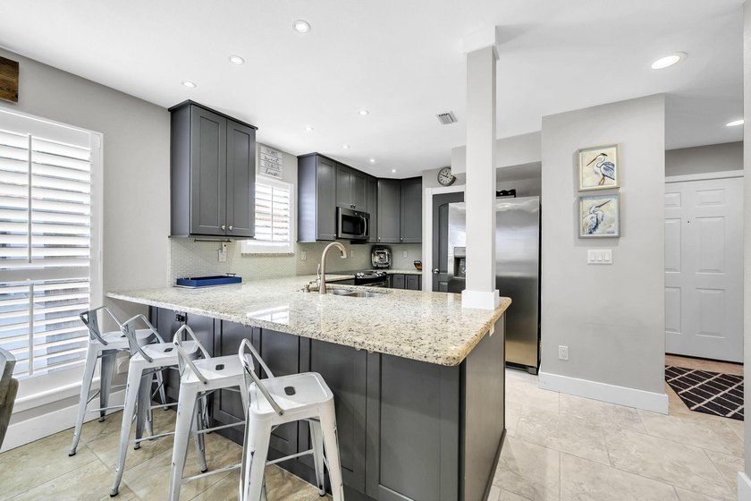 Beautifully remodeled 3BR/2BA corner-unit beach home in the - photo 4