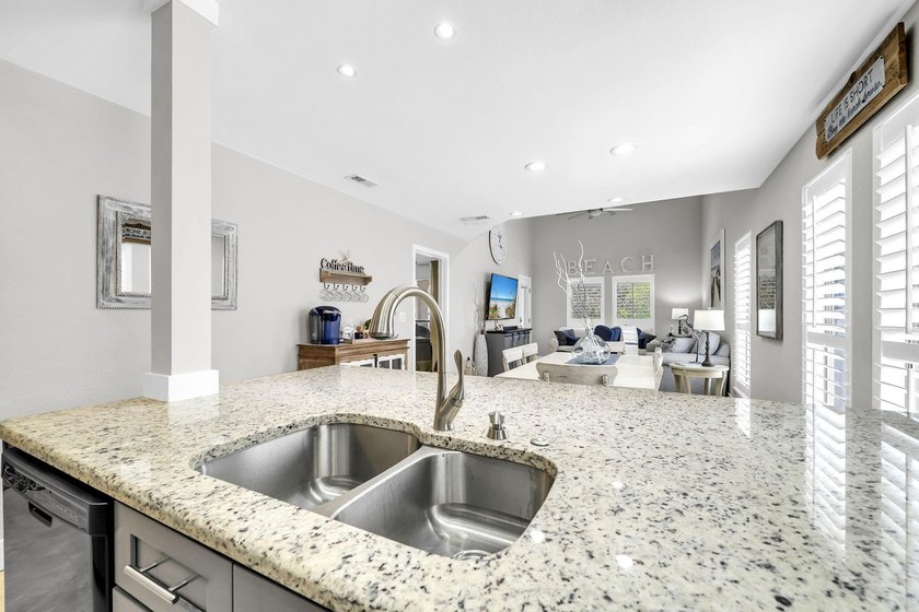 Beautifully remodeled 3BR/2BA corner-unit beach home in the - photo 5