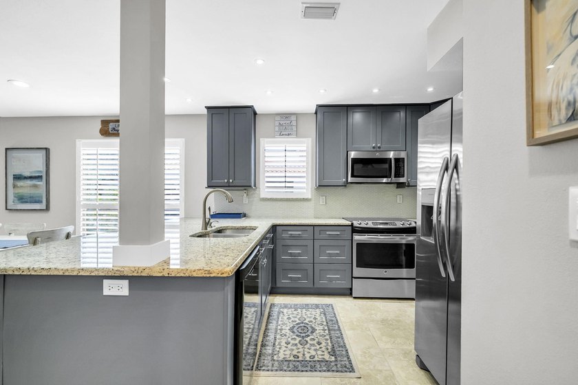 Beautifully remodeled 3BR/2BA corner-unit beach home in the - photo 8