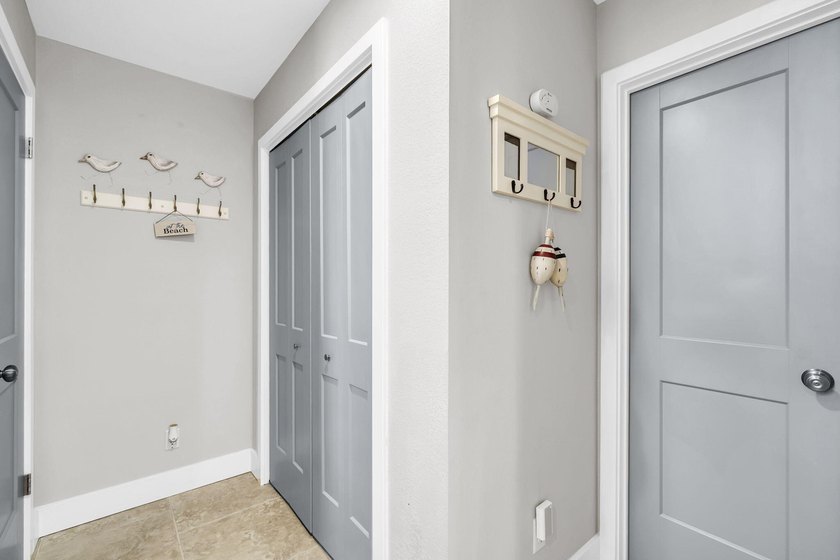 Beautifully remodeled 3BR/2BA corner-unit beach home in the - photo 9