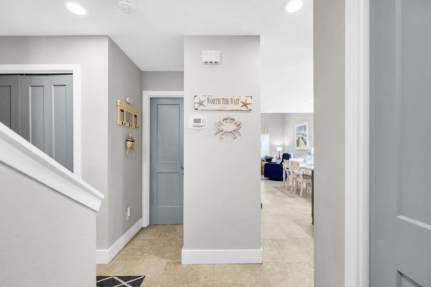 Beautifully remodeled 3BR/2BA corner-unit beach home in the - photo 10