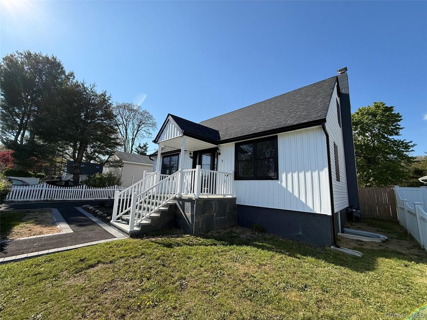 Beautifully renovated 4-bedroom, 2-bath home in Bay Shore - photo 2