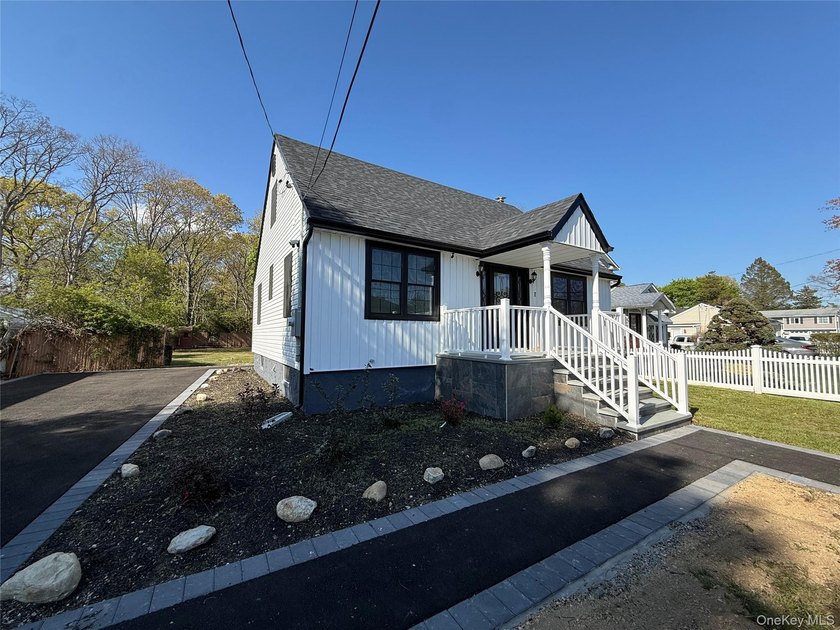 Beautifully renovated 4-bedroom, 2-bath home in Bay Shore - photo 3