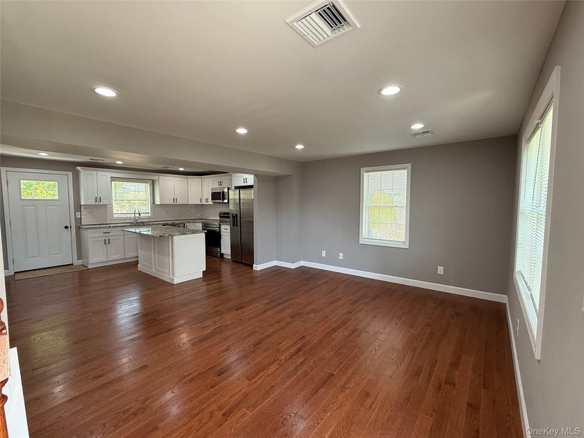 Beautifully renovated 4-bedroom, 2-bath home in Bay Shore - photo 5