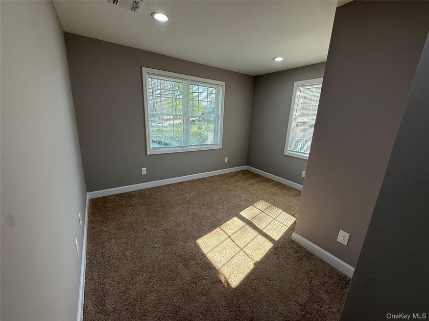 Beautifully renovated 4-bedroom, 2-bath home in Bay Shore - photo 8