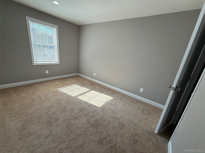 Beautifully renovated 4-bedroom, 2-bath home in Bay Shore - photo 9