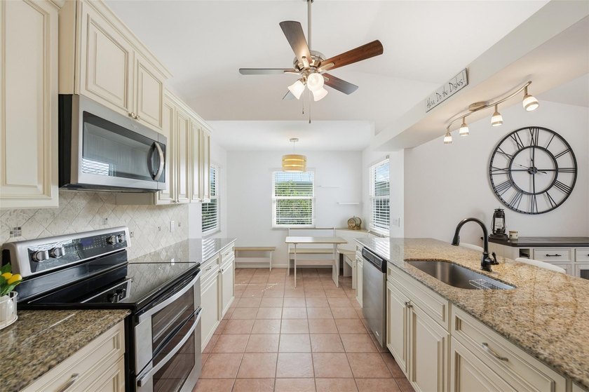 Experience refined living in this beautifully maintained - photo 11