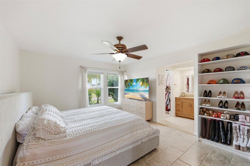 Experience refined living in this beautifully maintained - photo 15